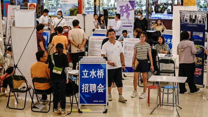 恒指期货价格走势分析，香港最新经济数据，香港抗议活动及股票市场影响，香港最新财经新闻，恒指行情走势分析，恒指期货行情分析