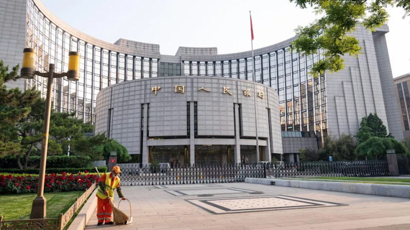 为避免加大人民币贬值压力，中国央行维持利率不变并回笼30亿