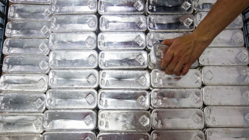随着上海现货白银与国际市场的溢价飙升，中国将迎来一波白银进口狂潮
