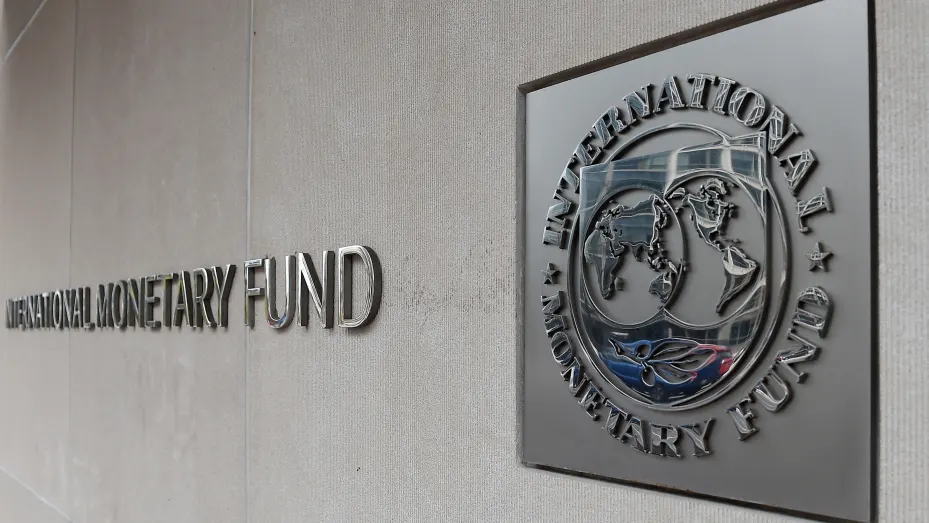 IMF认为反通胀进程放缓造成的利率高位固定构成主要风险